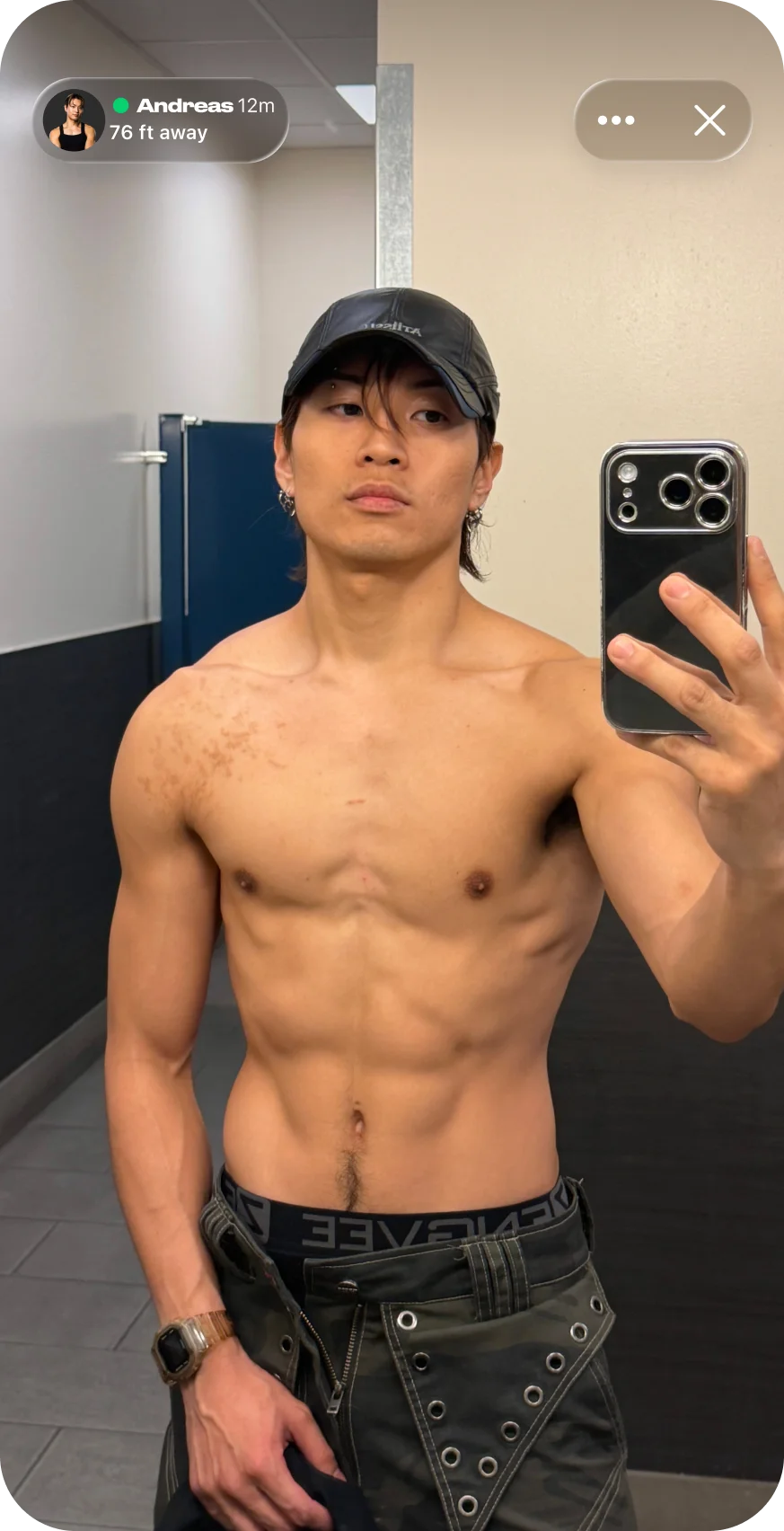 屋外から投稿するメンバー
