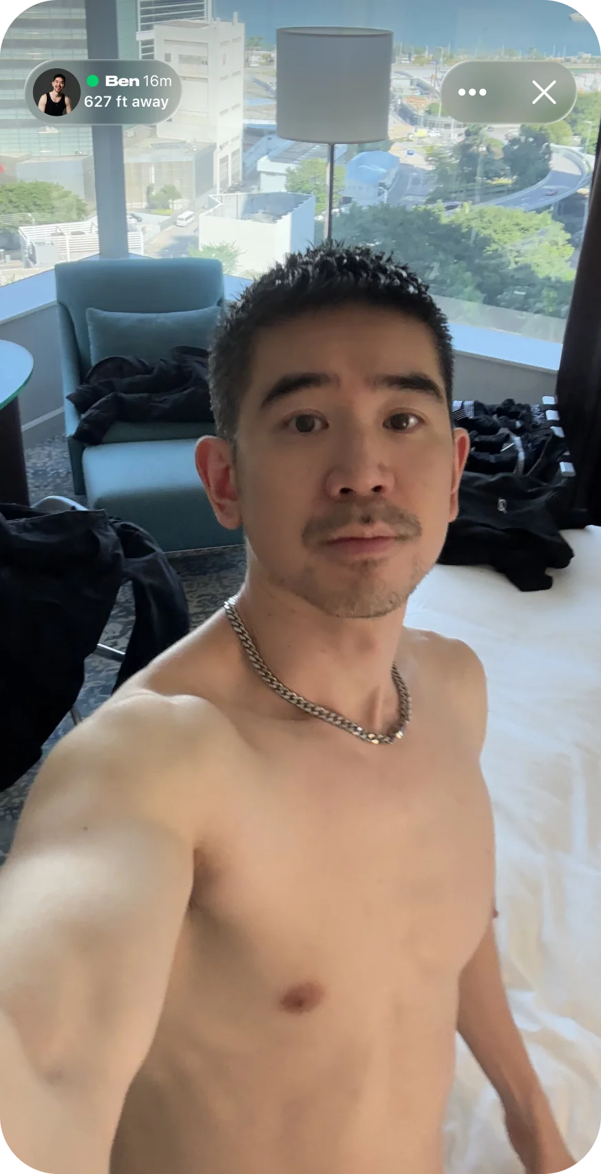 屋外から投稿するメンバー